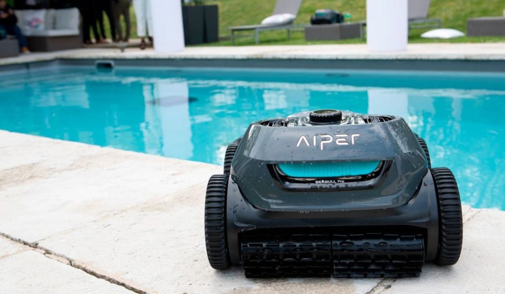 Aiper robot de piscine devant une piscine