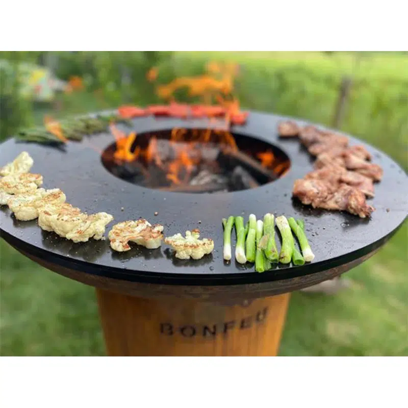 Barbecue en Acier Corten avec des légumes en cuisson