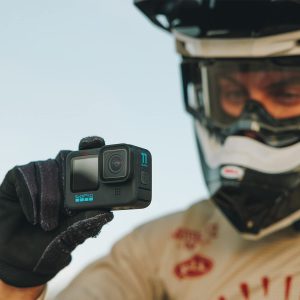 Motard qui tient une GoPro Hero 11